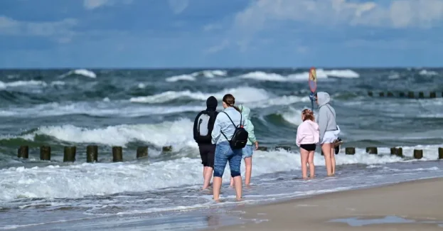W ostatni weekend wakacji na bałtyckich plażach od Świnoujścia po Hel powiewają białe flagi oznaczające, że można się kąpać. Na większości kąpielisk ratownicy będą dyżurować do 31 sierpnia, ale np. w Świnoujściu tydzień dłużej, a w Międzyzdrojach do 15 września.